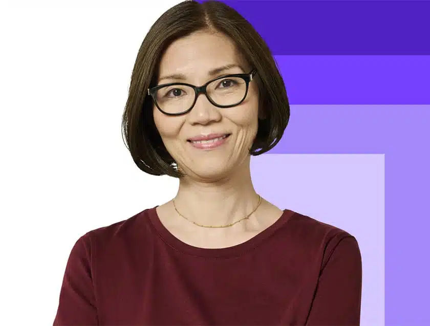 Mulher com óculos sorrindo para a câmera